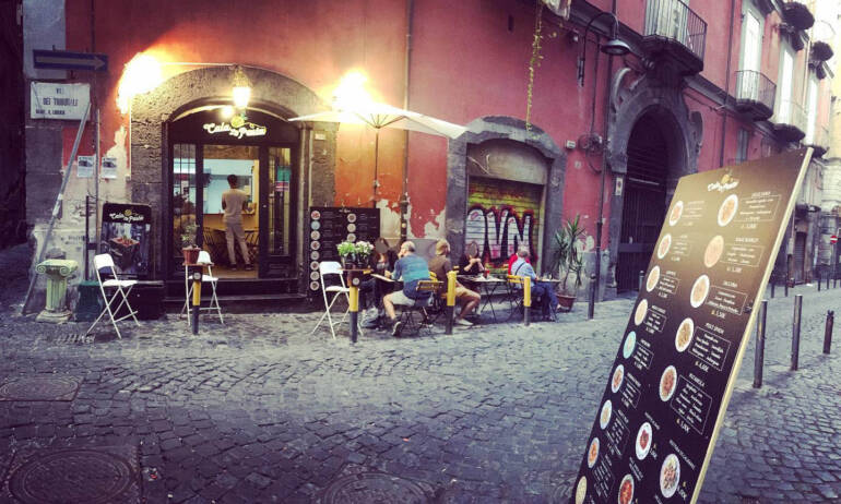 Napoli, turisti rapinati mentre pranzavano a Cala la pasta in via dei Tribunali