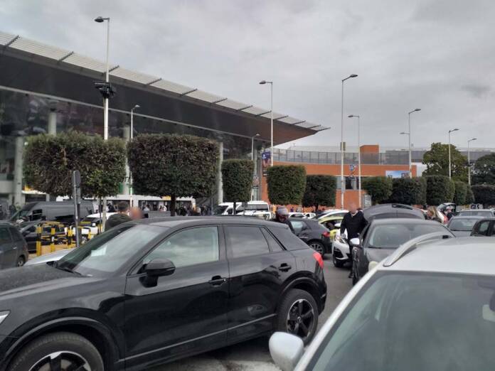 Napoli auto rubata aeroporto