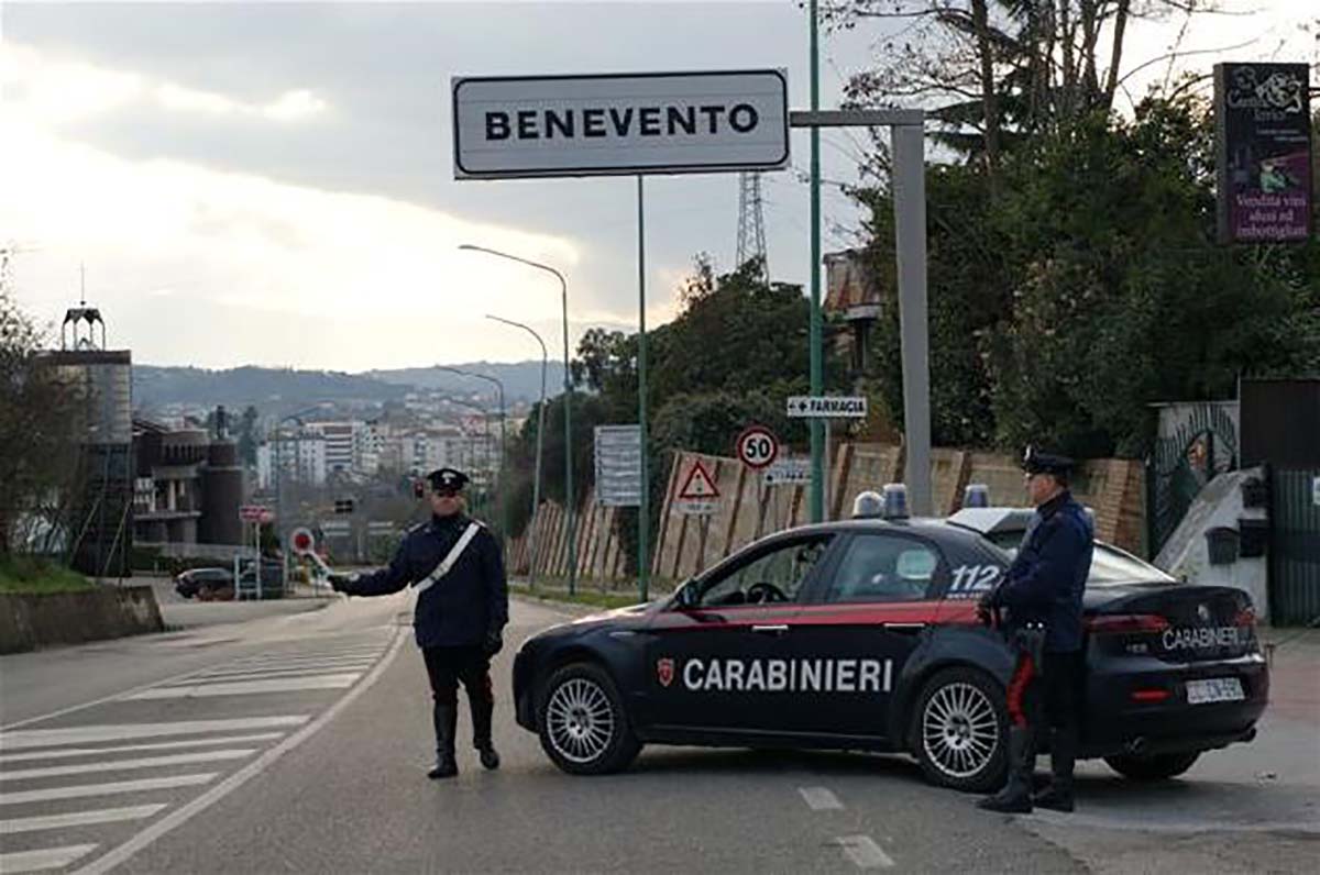 Benevento, palpeggia due ragazze in centro: fermato