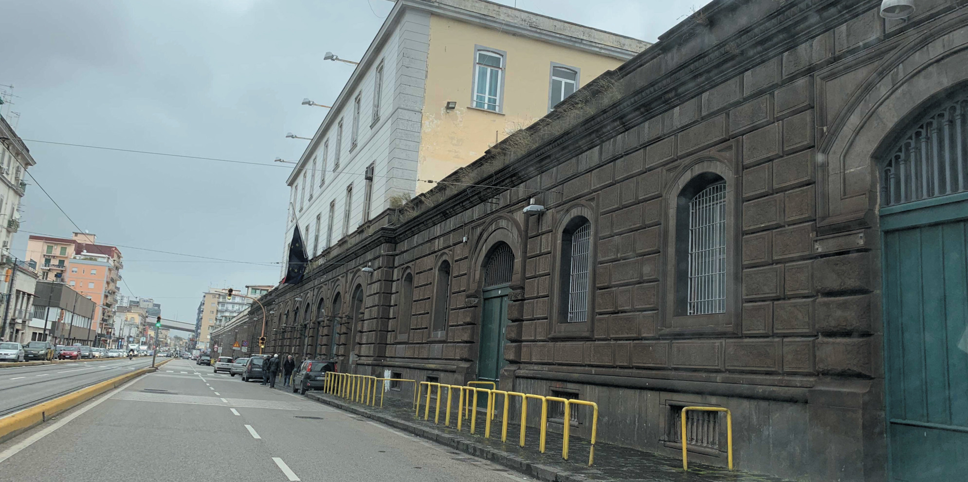 Napoli detenuto tenta il suicidio