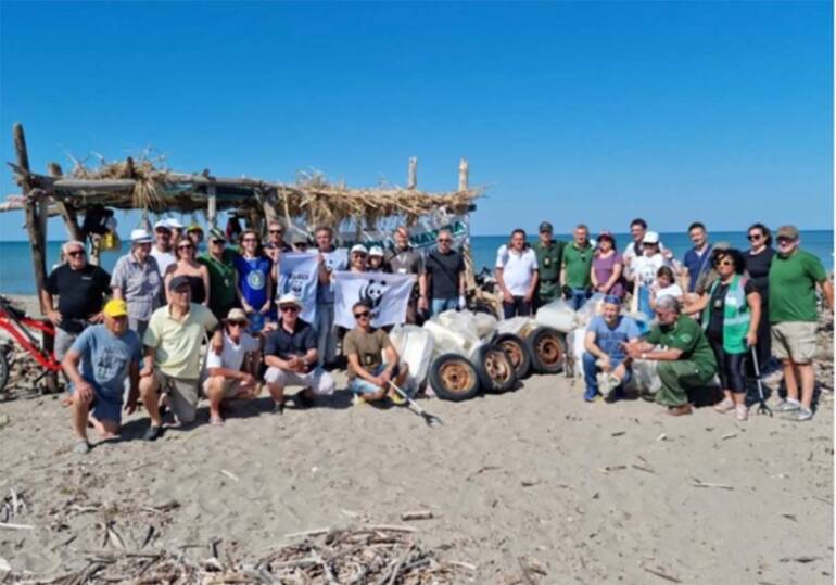 Castel Volturno, i volontari Wwf raccolgono rifiuti sulla spiaggia