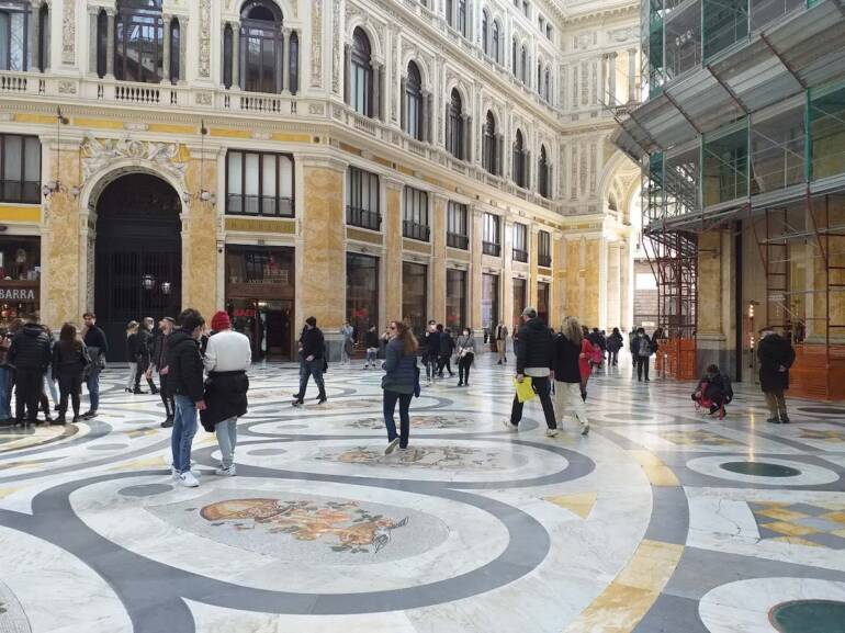 Napoli, ruba vestiti e profumi nella Galleria Umberto I: arrestato un 27enne georgiano