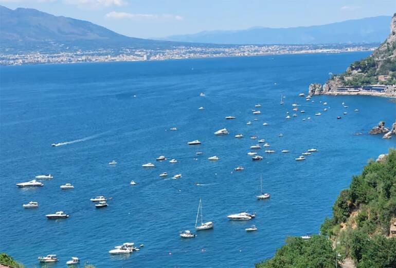 Napoli, controlli in mare: sequestrate due imbarcazioni