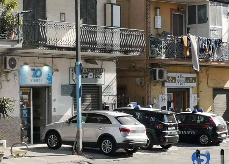 Truffa agenzia di viaggi, arrivano i carabinieri: centinaia di napoletani raggirati