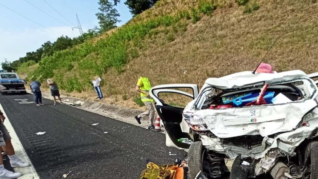 Scontro auto-carro attrezzi sulla A1: due morti a Teano