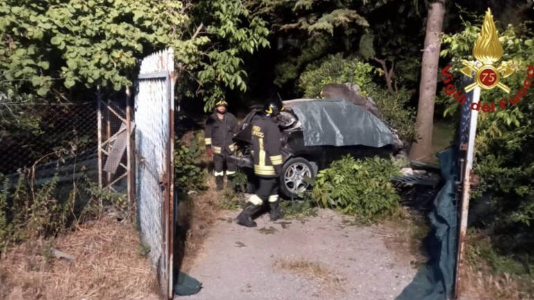 Bellizzi, perde controllo auto e si schianta: muore 24enne
