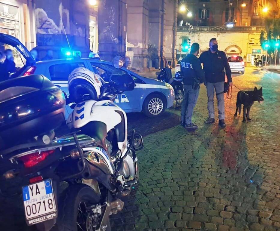 Napoli, rapina con sequestro nel supermercato a Materdei: 5 arresti