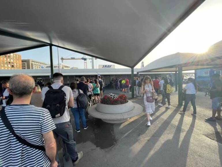 venditore ambulante accoltellato napoli