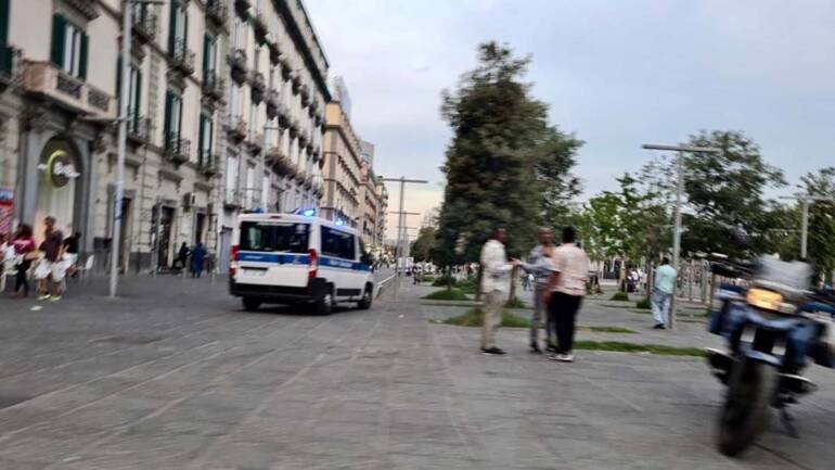 Napoli, donna colpita da una piastra metallica caduta da un balcone in piazza Garibaldi: è grave