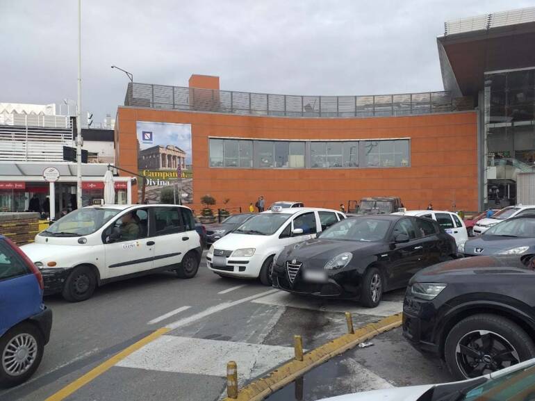 Napoli, arrestato un tassista abusivo all’aeroporto di Capodichino