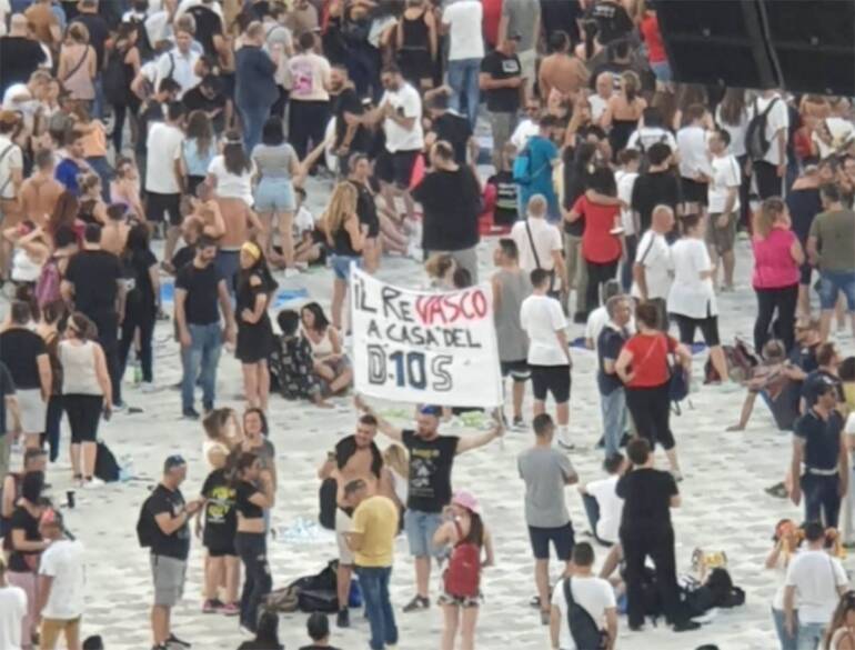 Napoli, fumogeni al concerto di Vasco Rossi: 2 denunciati