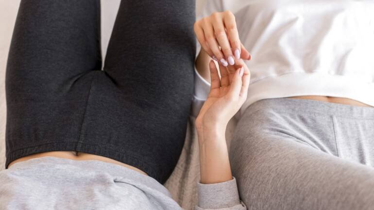 Salerno, accoltella la figlia gay e la compagna: “Morite insieme”
