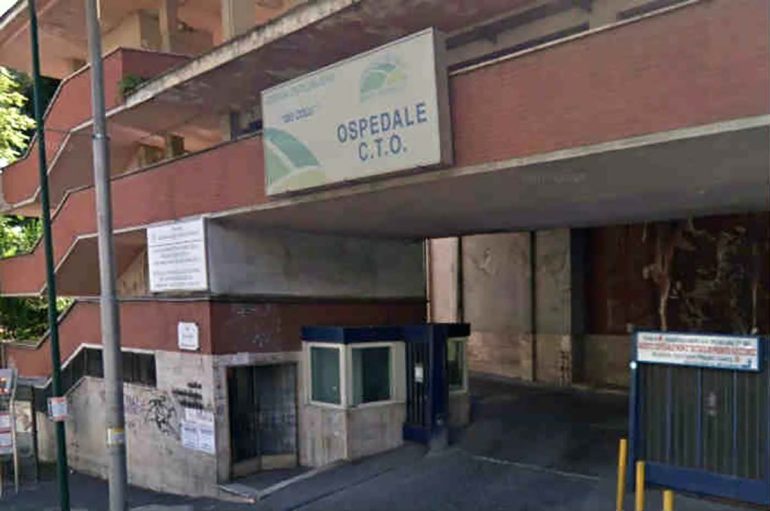 Napoli, infermiera picchiata dalla figlia di un paziente al Cto