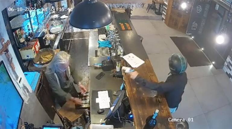 Napoli, la rapina choc alla braceria di Pianura: pistola in faccia al titolare