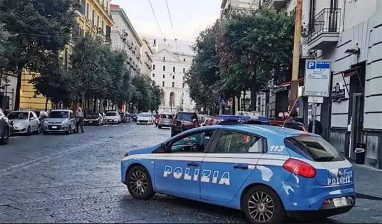 Napoli, turista ‘scippata’ in via Duomo: ladro bloccato e consegnato alla polizia