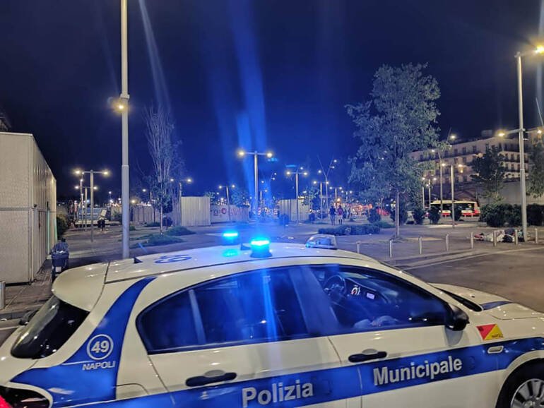 Napoli, la polizia municipale recupera due pistole e 7 proiettili a Forcella