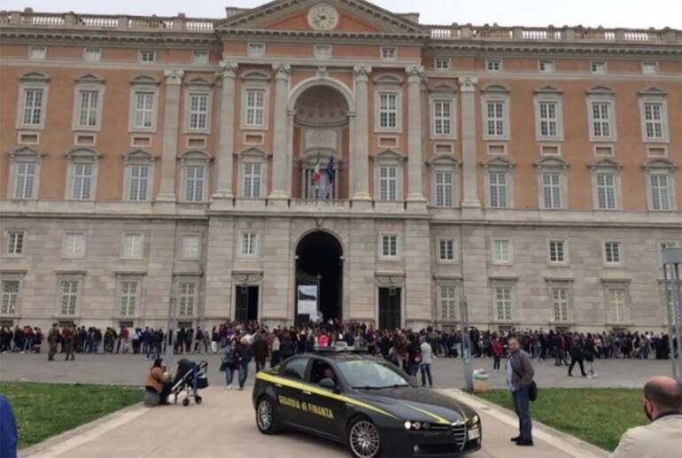 Caserta, bagarinaggio alla Reggia: annunci on line per la vendita di biglietti nelle domeniche gratuite