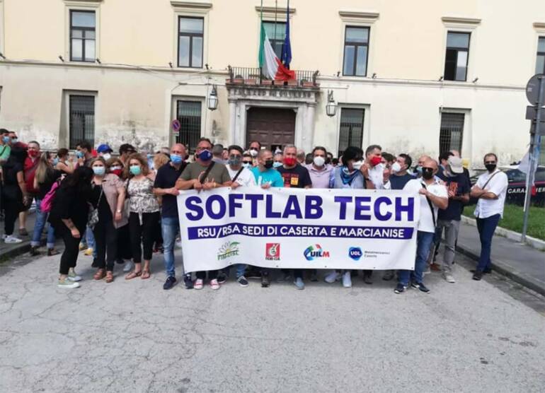 Operai Softlab e sindacati protesta davanti alla prefettura di Caserta