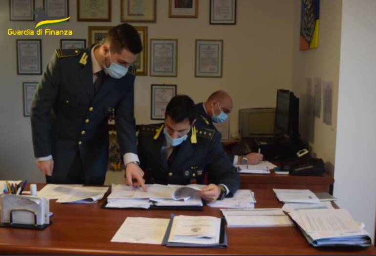 Software irregolari, la Finanza ne sequestra 110: 18 persone denunciate