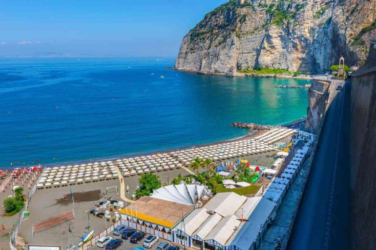 Napoli, litorale costiero liberato da ormeggi e stabilimenti balneari abusivi