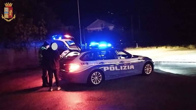 Striano, ubriaco all’interno di un pub, aggredisce un poliziotto libero dal servizio. Arrestato
