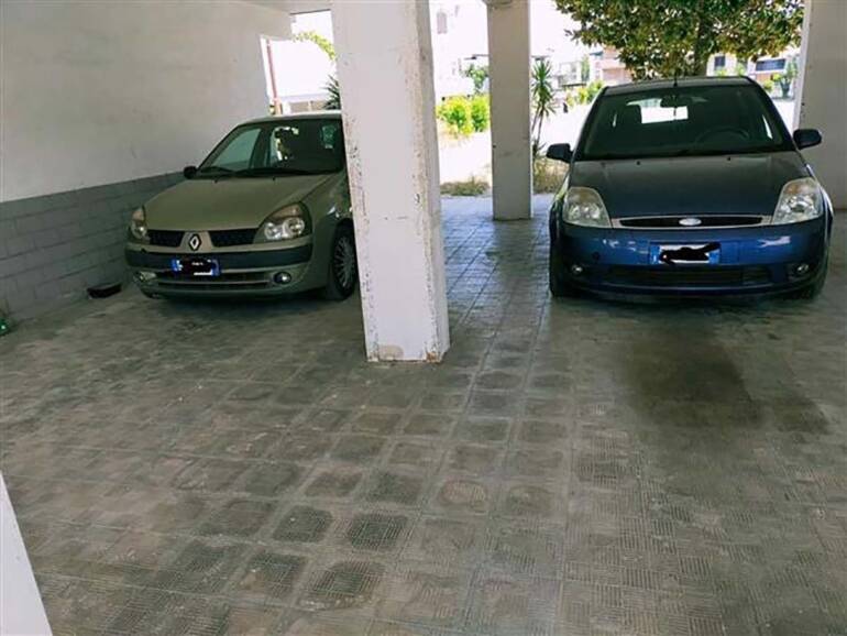 Succivo, 82enne invalidata su carrozzella ostaggio del parcheggio selvaggio. La denuncia del figlio
