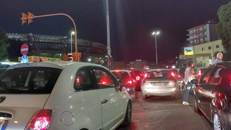 Napoli, automobilisti imbottigliati per ore nel traffico di Fuorigrotta dopo il concerto di Ultimo. IL VIDEO