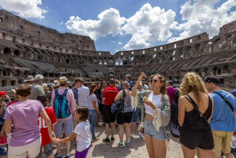 Covid in Italia, oggi 53.905 casi e 50 morti