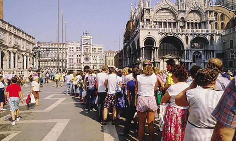 Covid in Italia, 34.978 nuovi casi e 45 morti, tasso positività al 18,1%