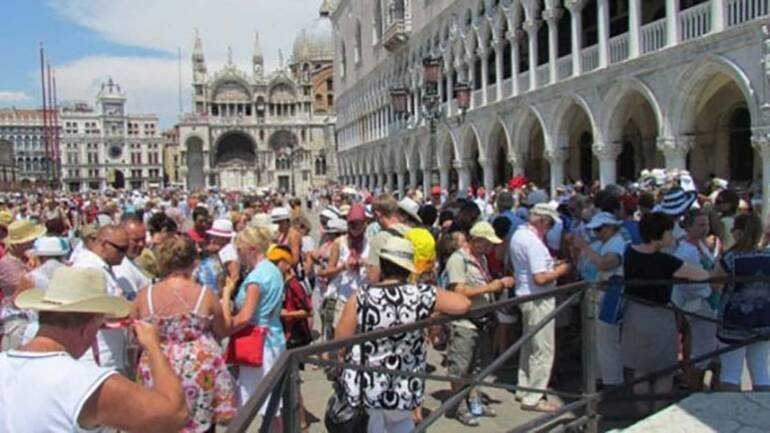 Covid in Italia, nuovo boom di contagi