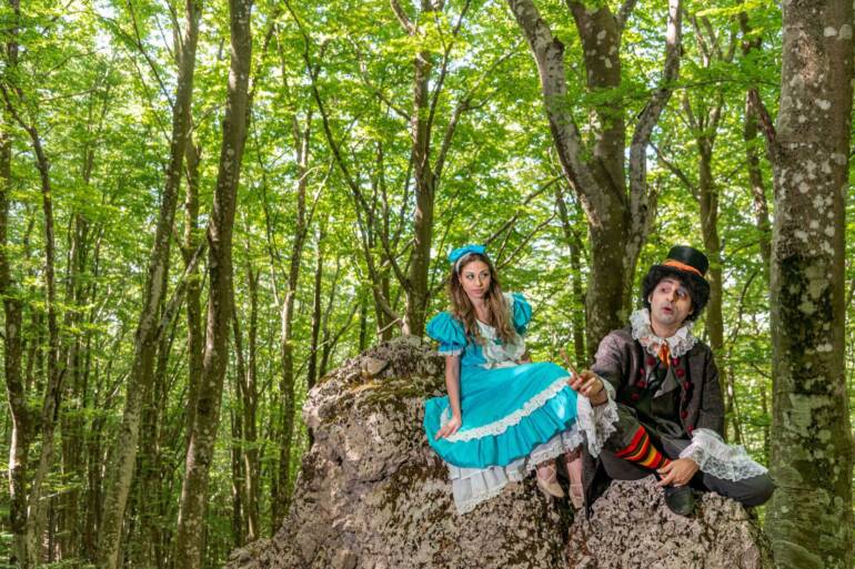 Alice in Wonderland, uno straordinario evento tra teatro e natura