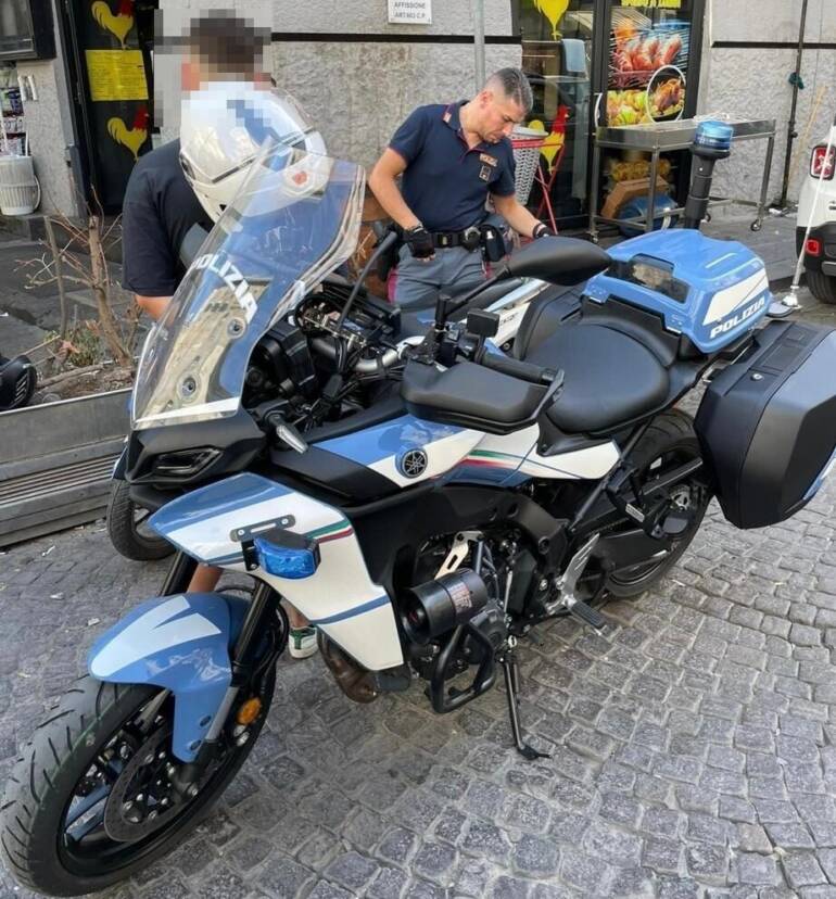 Napoli, agente sale su scooter di un giovane e blocca rapinatore