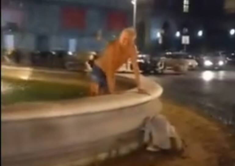Turista inglese fa il bagno nella Fontana del carciofo a Napoli. IL VIDEO