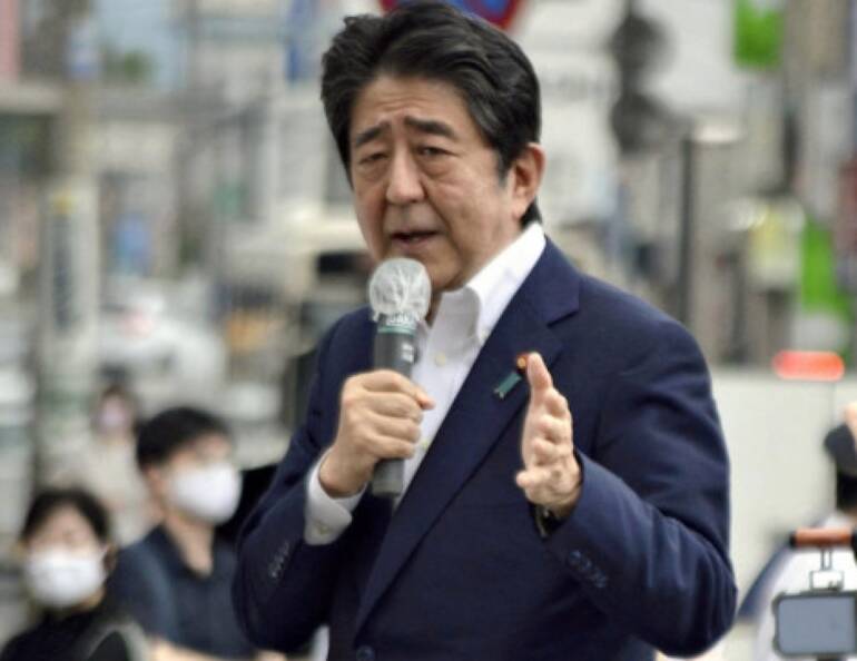 Giappone, attentato all’ex premier Abe durante un comizio: arrestato militare