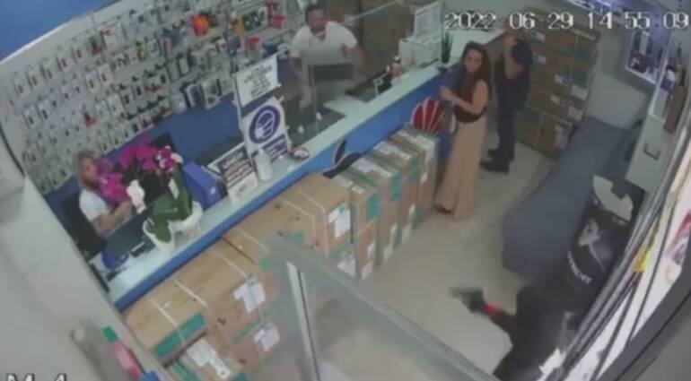 Afragola, reagisce alla rapina e getta computer addosso al bandito e lo mette in fuga. IL VIDEO