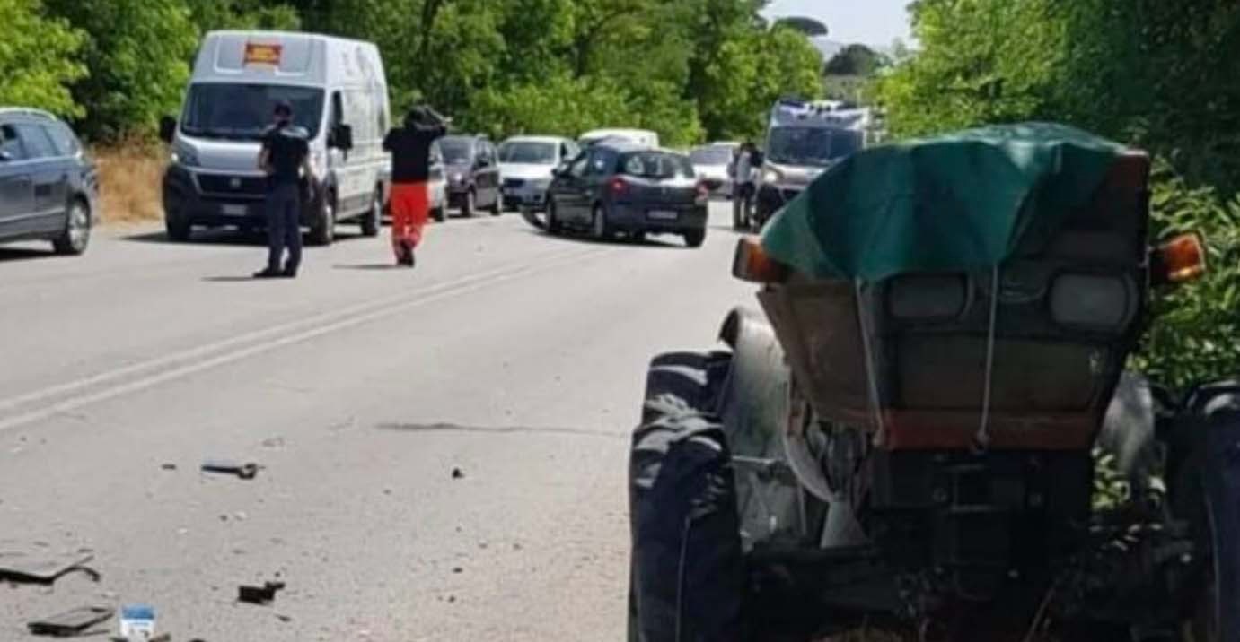 Incidente a Cellole: auto tampona trattore che si ribalta, 30enne muore schiacciato