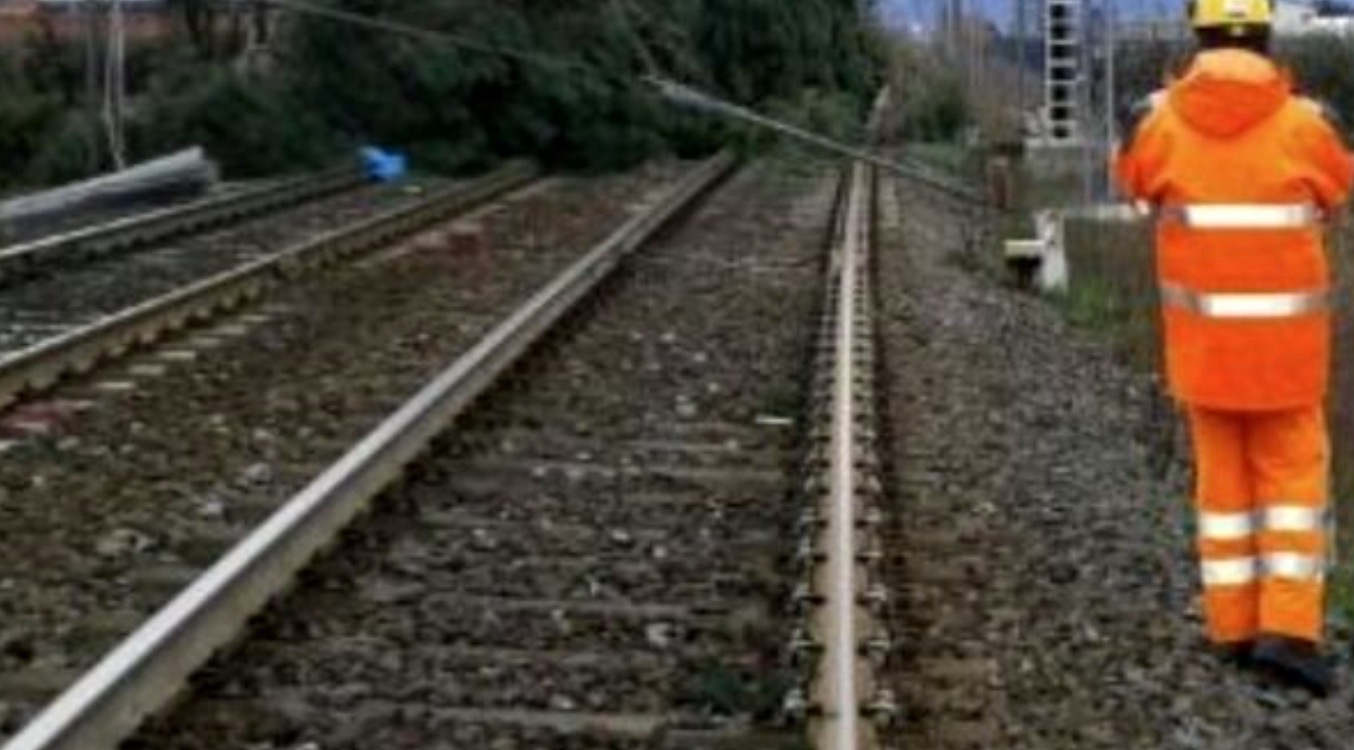 Maltempo, alberi caduti sui binari: treni fermi sulla Caserta-Napoli