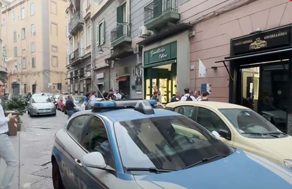 La polizia setaccia Borgo Orefici, piazza Garibaldi e rione Vasto: controlli serrati