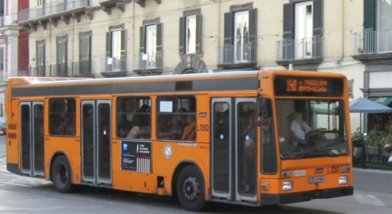 Antonio Bassolino acciuffa il borseggiatore sul bus 140