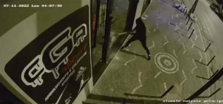 Caivano, sfondano la vetrina di un negozio per rubare merce di poco valore.IL VIDEO
