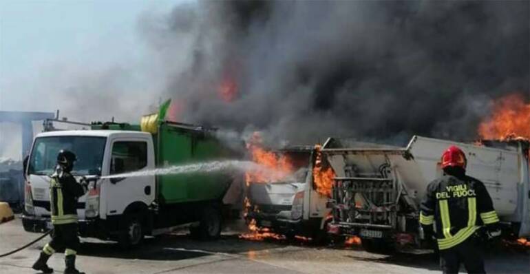 Caserta, in fiamme deposito di mezzi per la raccolta rifiuti