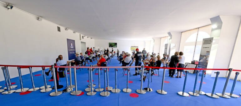 Covid, riapre a Napoli l’hub di Capodimonte: centinaia in fila