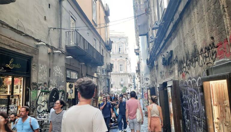 Covid, in Campania 1794 casi: tasso di positività in aumento ma ricoveri in calo
