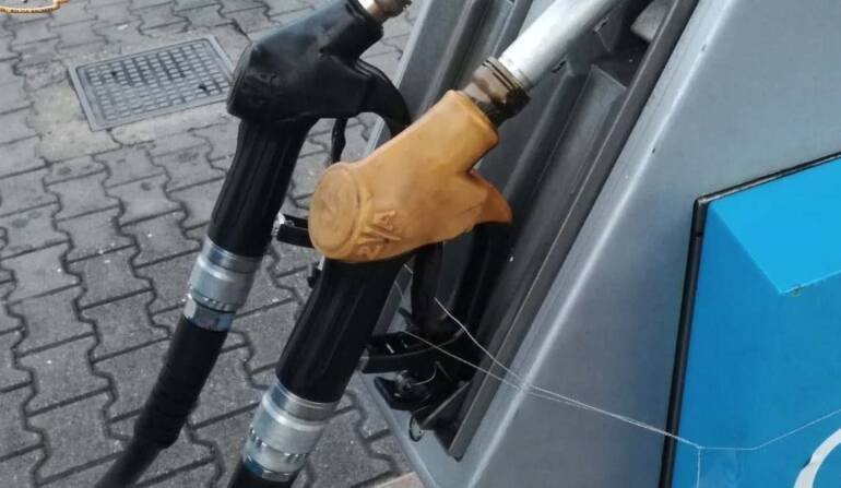 Giugliano, rapina al distributore sull’Asse Mediano: ferito amico del titolare