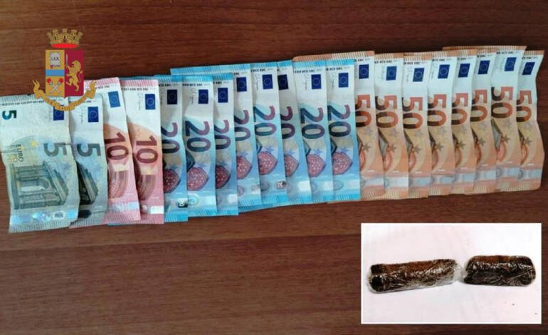 Napoli, sorpreso con la droga in auto a Piazza Vittoria: denunciato