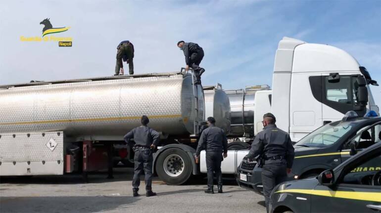 Napoli, false fatture per carburanti per oltre 2 milioni di euro: scatta il sequestro beni