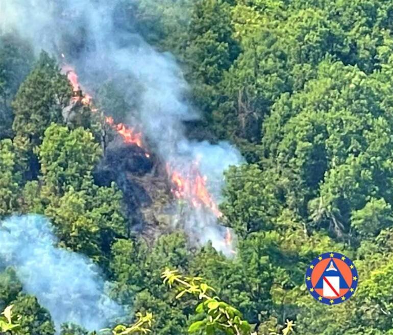 Incendi sul Vesuvio e nel salernitano: Protezione civile al lavoro
