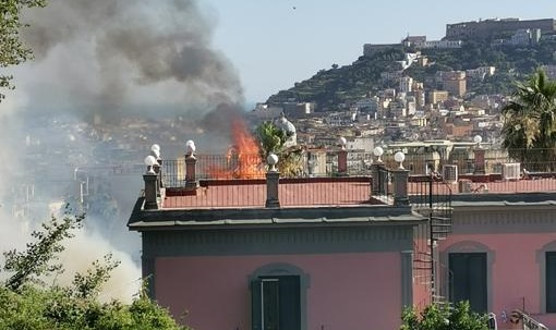 Napoli, incendio a Capodimonte: residui fino al centro città, paura tra i residenti