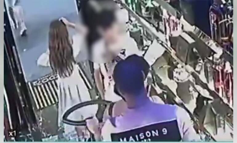 Napoli, intera famiglia, anche i bambini, beccata a rubare in una profumeria in via Chiaia. IL VIDEO