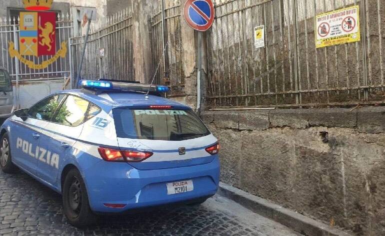 napoli, sorpreso a cedere droga a porta capuana